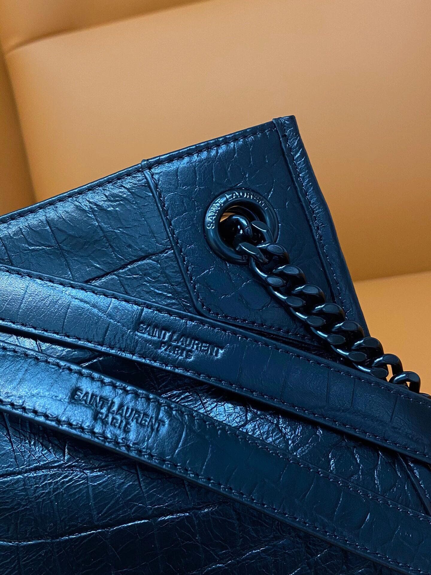 【サンローラン】話題のNikiクロコ型押しバッグ 実用性とデザイン性を両立