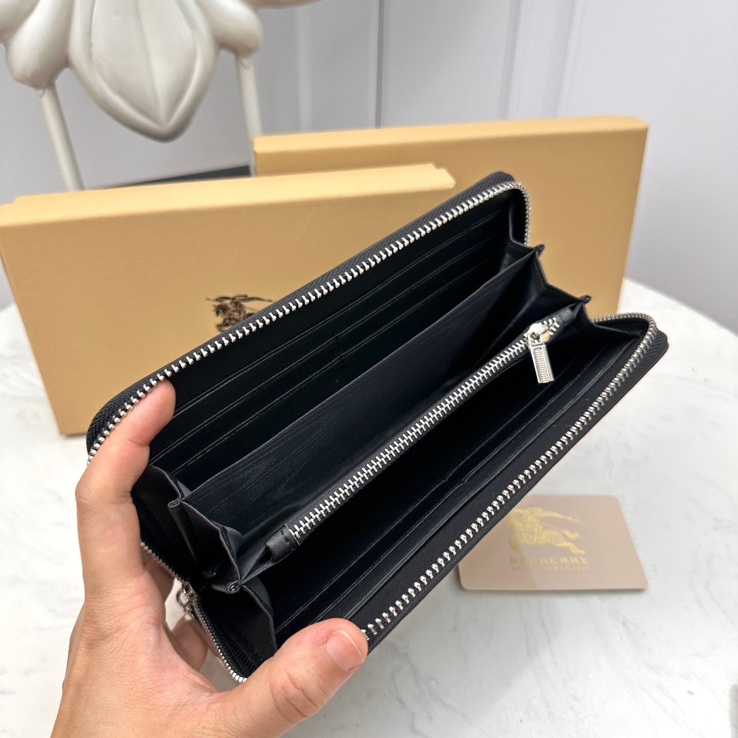 【バーバリー】送料関税込 定番人気 ジッパー・ラウンド・長財布