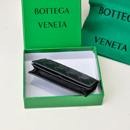 【ボッテガヴェネタ】春夏にぴったりの実用的で絶妙な小さな財布