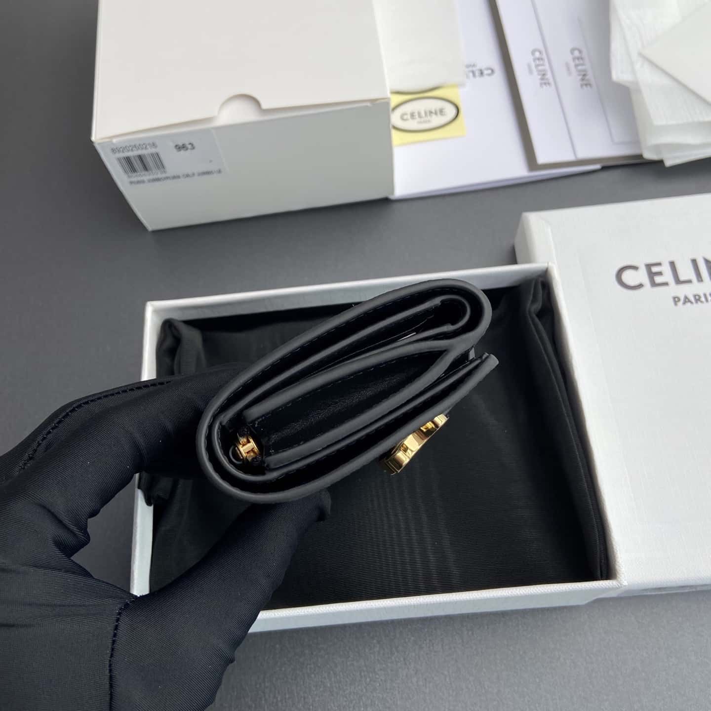 【セリーヌ】新作 人気商品 ヴィクトワール グレインカーフスキン 多機能 絶妙 ショートウォレット