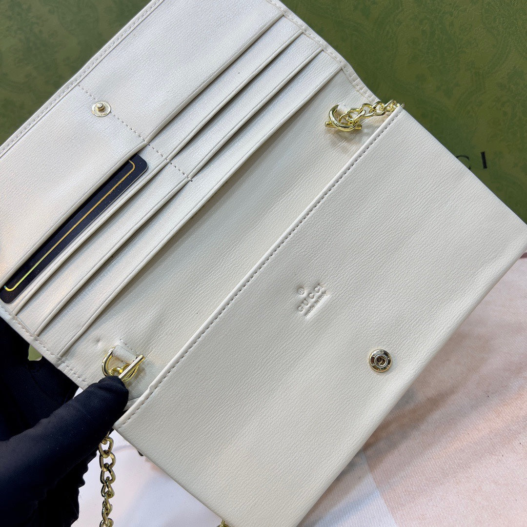 【グッチ】 限定カラー登場！超薄デザインの高級レザー財布