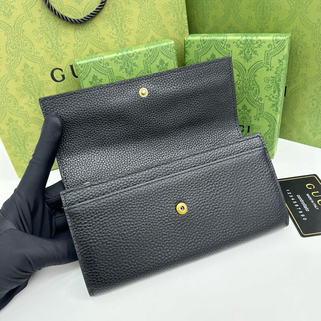 【グッチ】 春と夏定番人気♪ 薄型デザインでどんなシーンにもマッチ