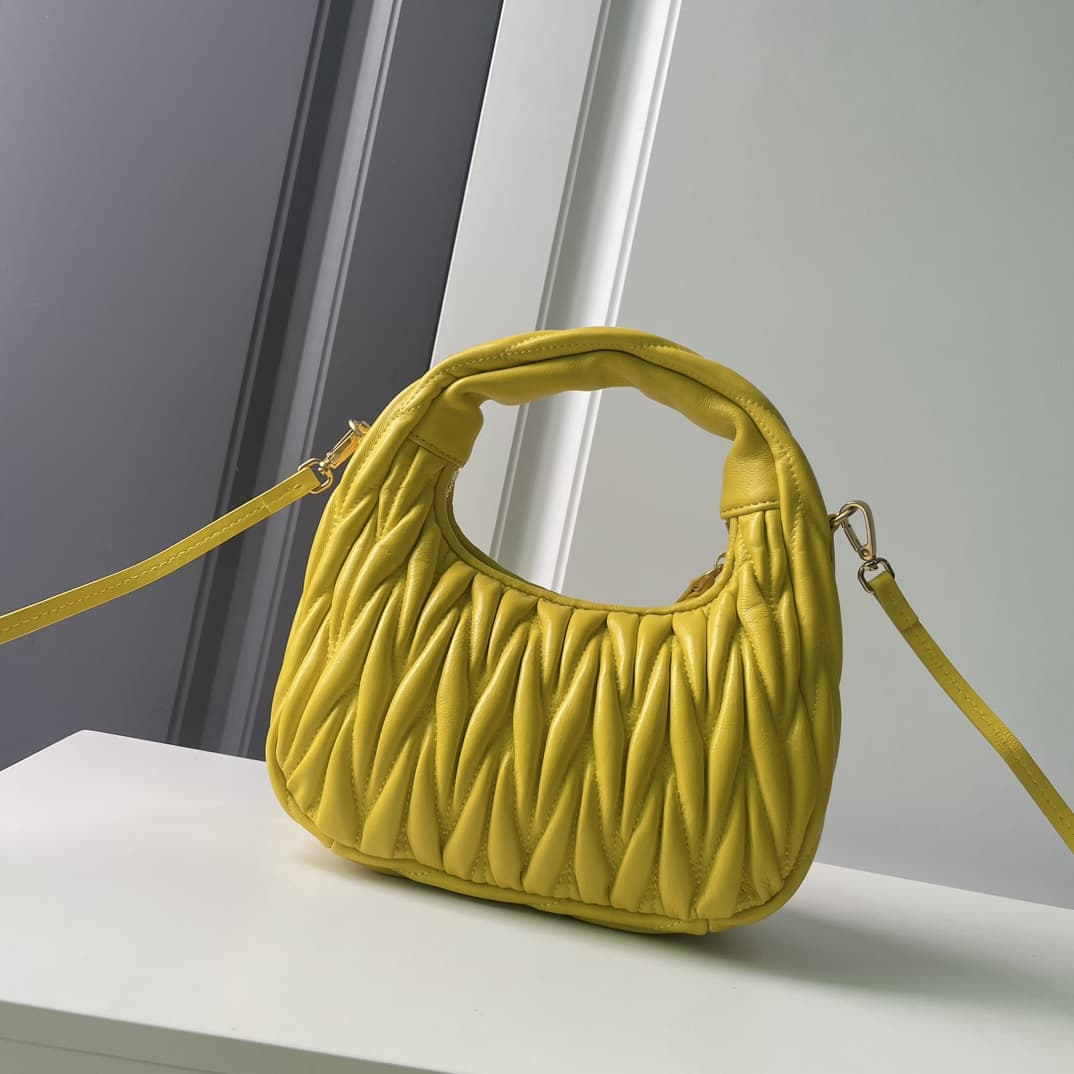 【ミュウミュウ】大人気☆ワンダー マテラッセ ホーボーバッグ5BC125