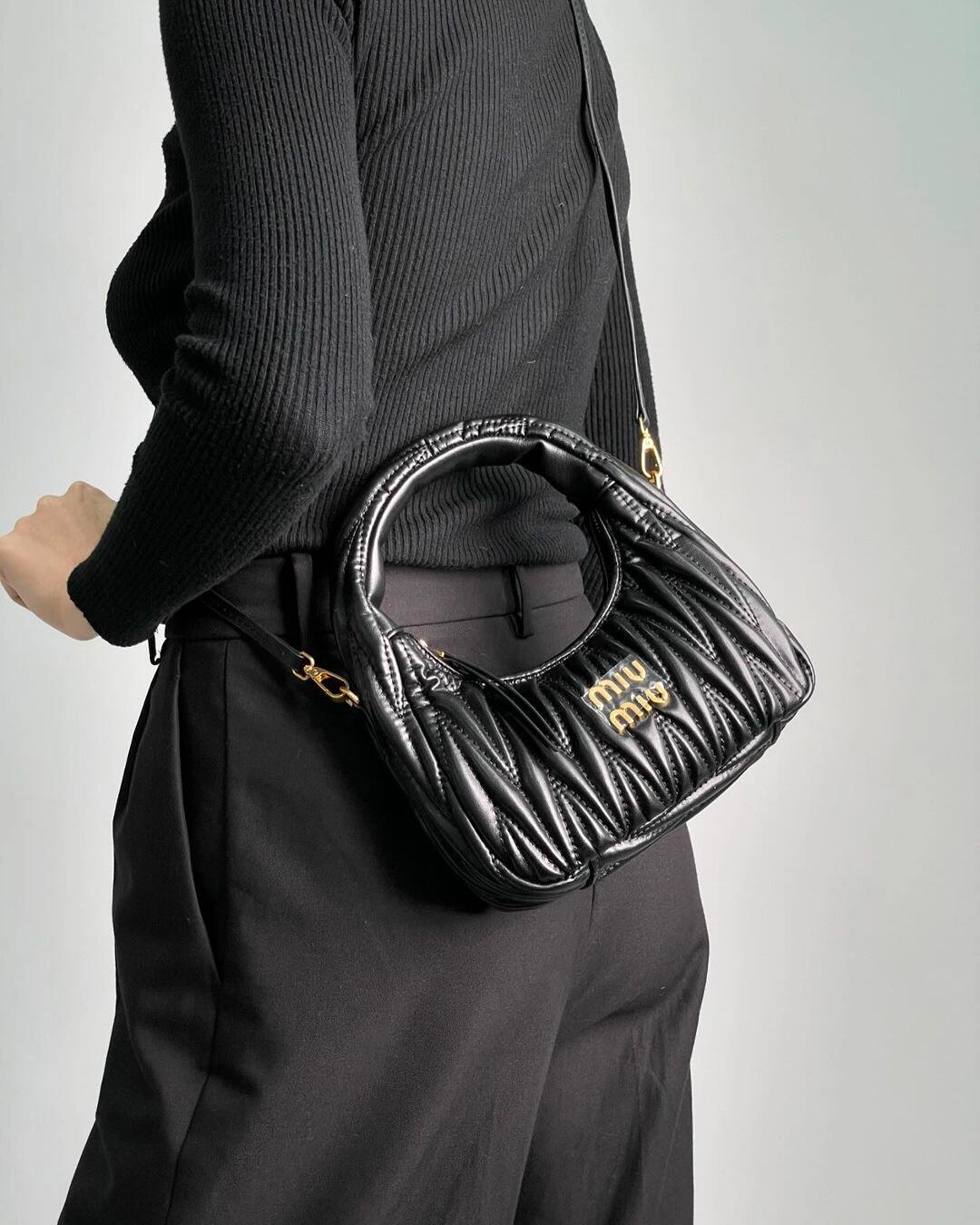 【ミュウミュウ】大人気☆ワンダー マテラッセ ホーボーバッグ5BC125