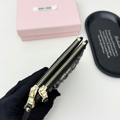 【ミュウミュウ】春夏にぴったりの実用的で絶妙な短財布3色