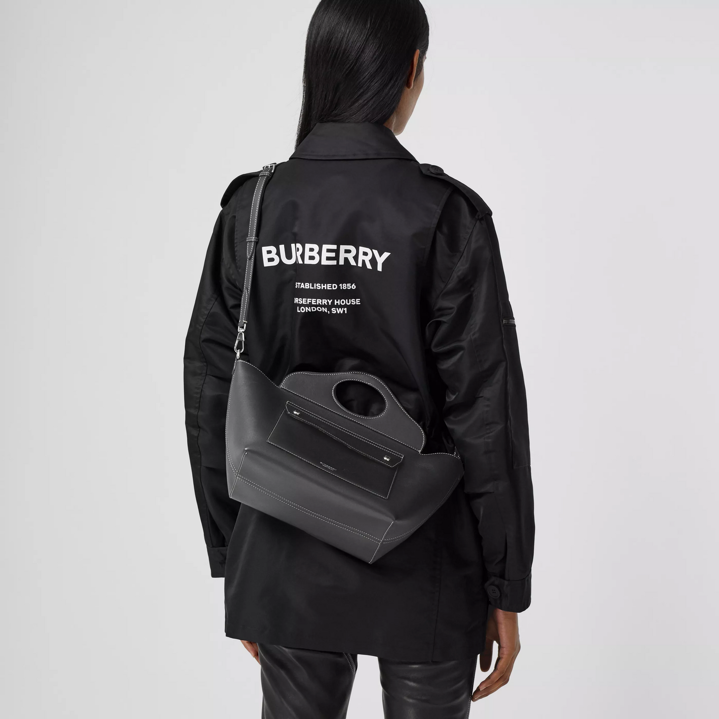 【バーバリー】新作·ミニ レザー ソフトポケットトート バーバリーロゴ