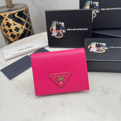 【プラダ】サフィアーノレザー使用 三角ロゴコインパース 春限定カラー展開中