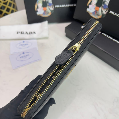 【プラダ】アイコンロゴ×機能性 スタイリッシュなジップウォレット