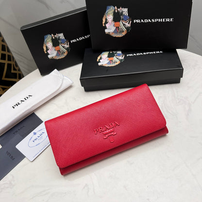 【プラダ】美しさと機能性を兼ね備えたフラップ长財布 今季注目